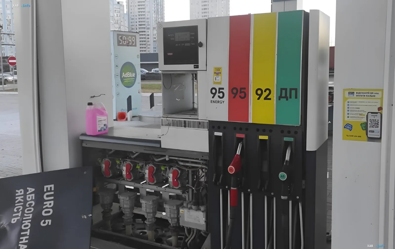 Beschädigte Zapfsäule des Ukrnafta-Tankstellen in Kiew nach dem Angriff: geöffnete Abdeckung mit internen Komponenten und 95, 92, Diesel-Säulen
