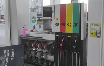 Beschädigte Zapfsäule des Ukrnafta-Tankstellen in Kiew nach dem Angriff: geöffnete Abdeckung mit internen Komponenten und 95, 92, Diesel-Säulen