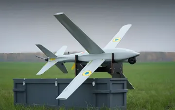 Баражуючий боєприпас RAM-2X на підставці в полі — дрон, яким ЗСУ вразили РЛС «Небо-М» біля Миллерово
