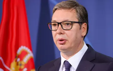 Президент Сербії Олександр Вучич на тлі державного прапора оголошує про свою відставку 27 вересня