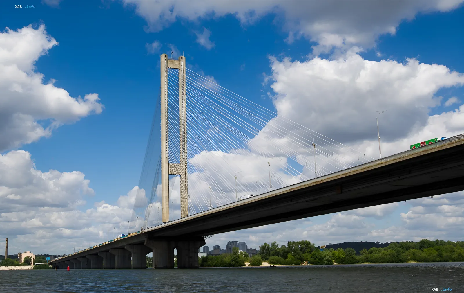 Südbrücke in Kiew über den Dnipro: Hängebrücke, die ab dem 15. September für Fahrer teilweise gesperrt wird