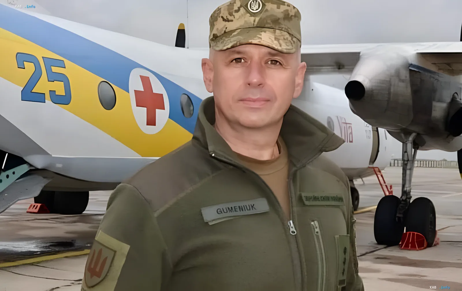 Konstantin Gumeniuk in Uniform vor einem medizinischen Flugzeug der ukrainischen Streitkräfte — neuer Kommandeur der Medizinischen Kräfte