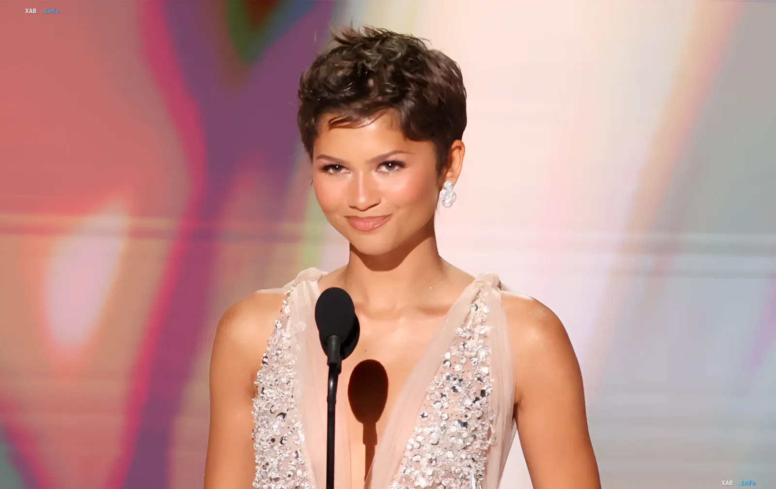 Zendaya bei den Emmy Awards 2026 mit 90er-Jahre-Make-up von Prada Beauty
