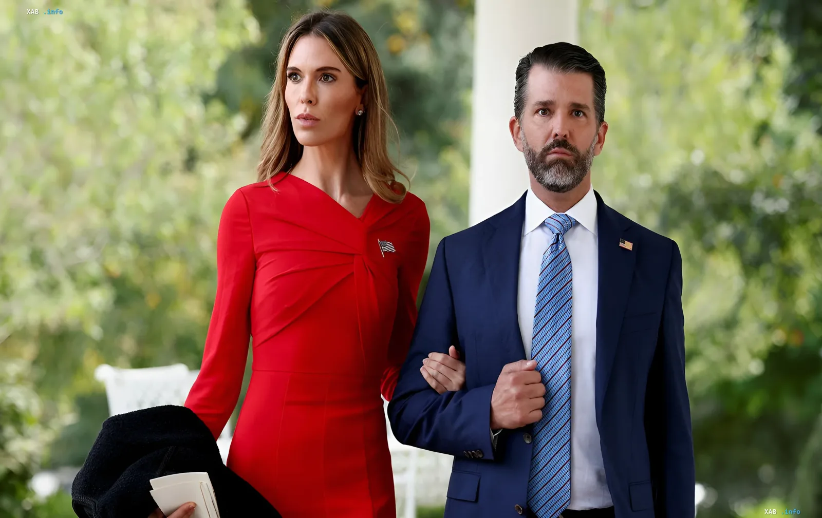 Лара и Дональд Трамп-младший в формальной одежде на фоне резиденции: пара, чьё послесвадебное путешествие на Багамах, по словам жены, оплатил олигарх Кремлев