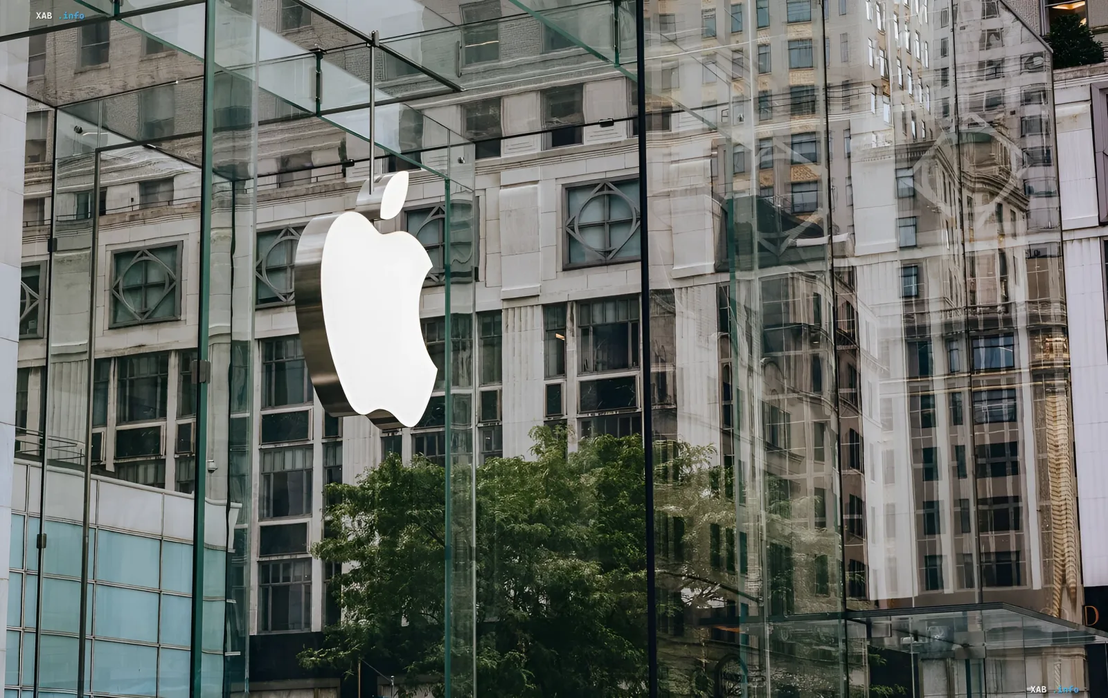 Логотип Apple на скляному фасаді магазину на тлі новин про чіп M5 Ultra в базі Geekbench 7