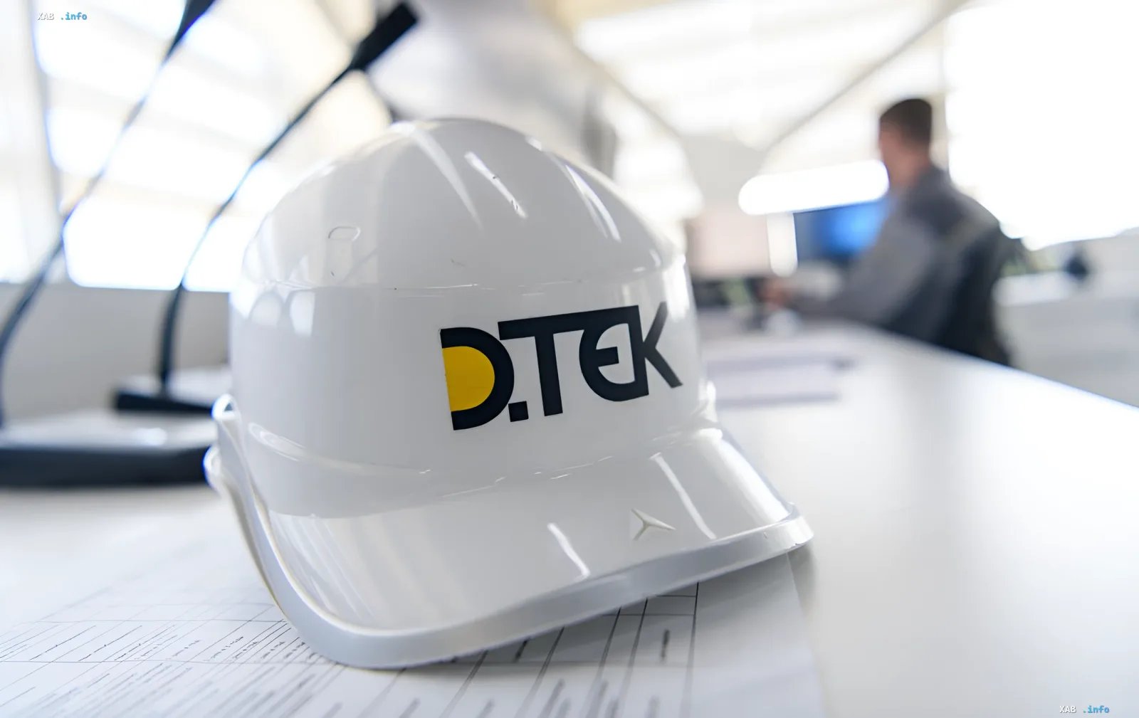 Білий будівельний шлем із логотипом ДТЭК на кресленнях: символ відновлення енергосистеми та рекордних проєктів компанії в умовах війни