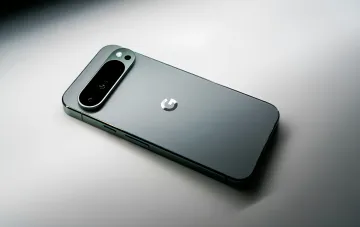 Смартфон Google Pixel с логотипом Google на задней панели — устройство, получившее сентябрьский патч безопасности с 110 исправлениями
