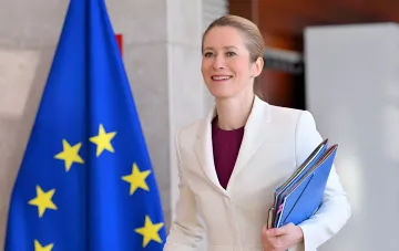 Кааја Каллас у флага ЕС с папками документов: усиление разведывательного сотрудничества против гибридных атак России