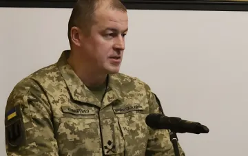 Бригадный генерал Коваленко в форме ВСУ за микрофоном, назначенный Зеленским командующим Войсками связи и кибербезопасности