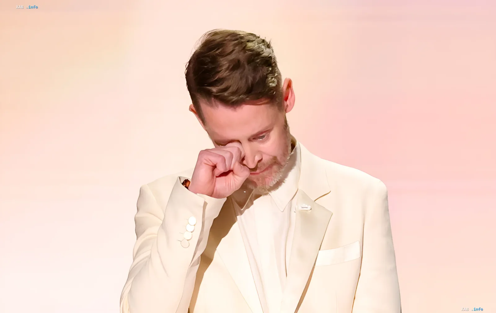 Macaulay Culkin in einem cremefarbenen Anzug hält bei den Emmy Awards 2026 seine Tränen zurück und ehrt das Andenken an Kathryn O'Hara