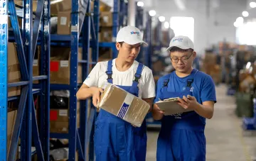 Працівники Meest China на складі перевіряють товар і ведуть облік, що відображає перебудову логістики та оптимізацію строків доставки в Україні