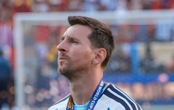 Lionel Messi in the Argentina national team jersey on a stadium backdrop after returning to the squad ahead of the farewell match against Benin