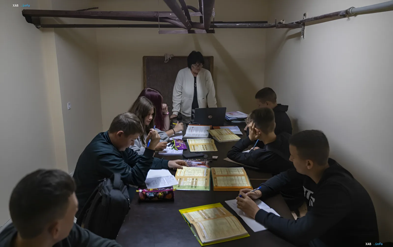 Lehrerin führt einen Unterricht in Kleingruppe durch, der den Empfehlungen des ukrainischen Bildungsministeriums für den Unterricht bei Sirenenalarmen entspricht