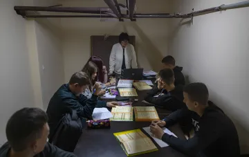 Вчитель проводить заняття зі школярами згідно з рекомендаціями МОН України щодо організації навчання під час тривог
