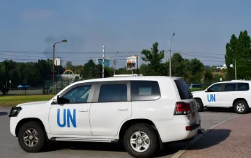 Позашляховики ООН з логотипом UN на відкритій майданчику — транспорт для доставки гуманітарної допомоги, склади якої організація переносить у підземні бункери