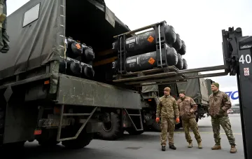 Військові біля вантажівки з балонами під час погрузки: як німецький зондерштаб організовує постачання зброї для України
