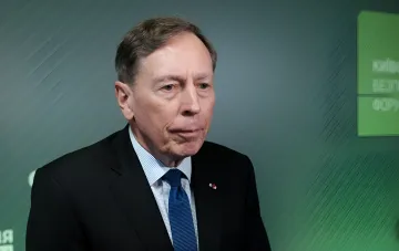 Ehemaliger CIA-Direktor David Petraeus im Anzug vor grünem Hintergrund, der die Grenzen der militärischen Ambitionen Russlands kommentiert
