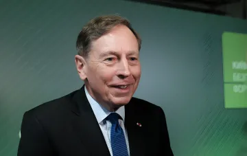 Ehemaliger CIA-Direktor David Petraeus auf einer Konferenz, der Russlands Angaben zu Frontfortschritten kommentiert