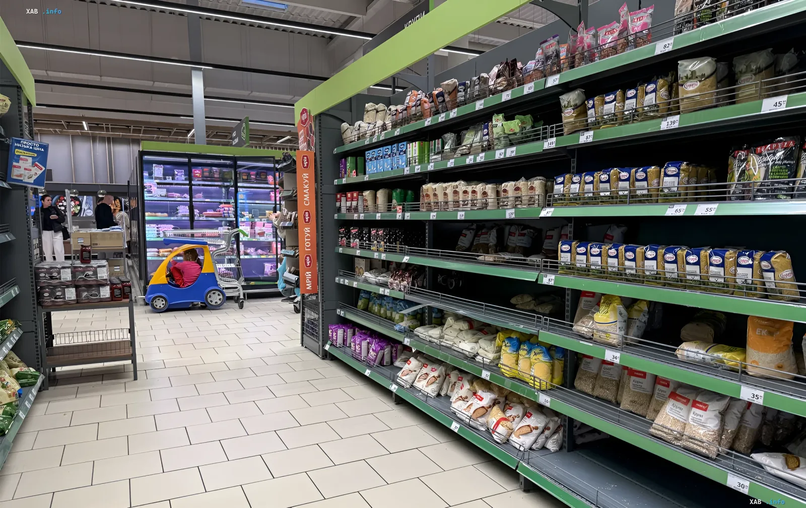 Regale eines ukrainischen Supermarkts mit Getreide, Nudeln und Produkten unbekannter lokaler Marken, Preise in Hrywnja