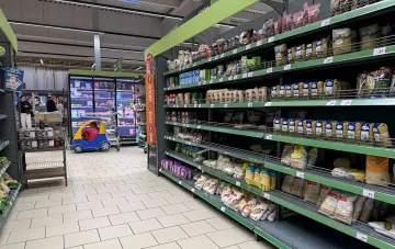 Regale eines ukrainischen Supermarkts mit Getreide, Nudeln und Produkten unbekannter lokaler Marken, Preise in Hrywnja