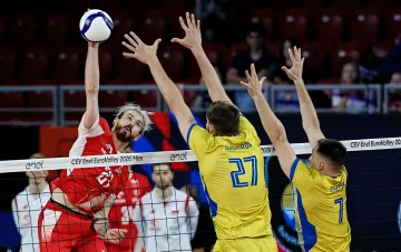 Polnischer Angreifer über dem Netz und Block der Ukraine bei der EuroVolley 2026
