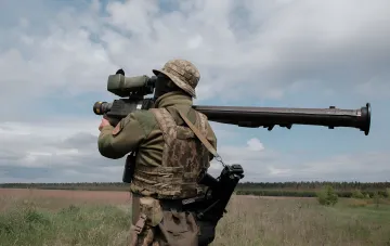 Военнослужащий с переносной зенитно-ракетной установкой на фоне открытого поля — ПВО Украины отражает ночную атаку дронов