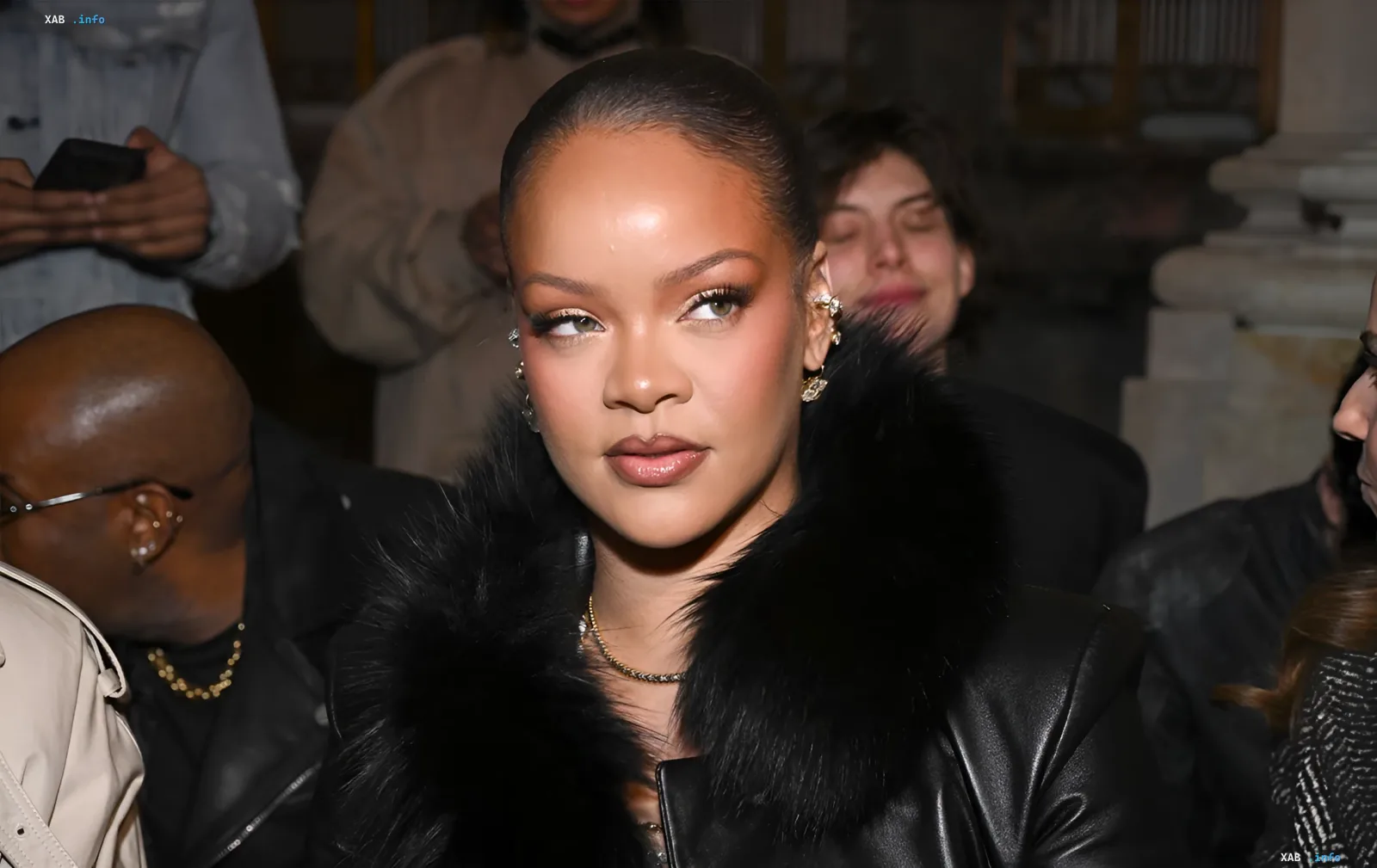 Rihanna in einem schwarzen Ledermantel mit Pelzkragen bei der Feier zum ersten Geburtstag ihrer Tochter Rocki