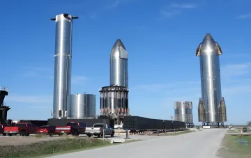 Компоненты ракеты SpaceX Starship на космодроме Starbase в Техасе перед первым орбитальным полётом с спутниками Starlink V3