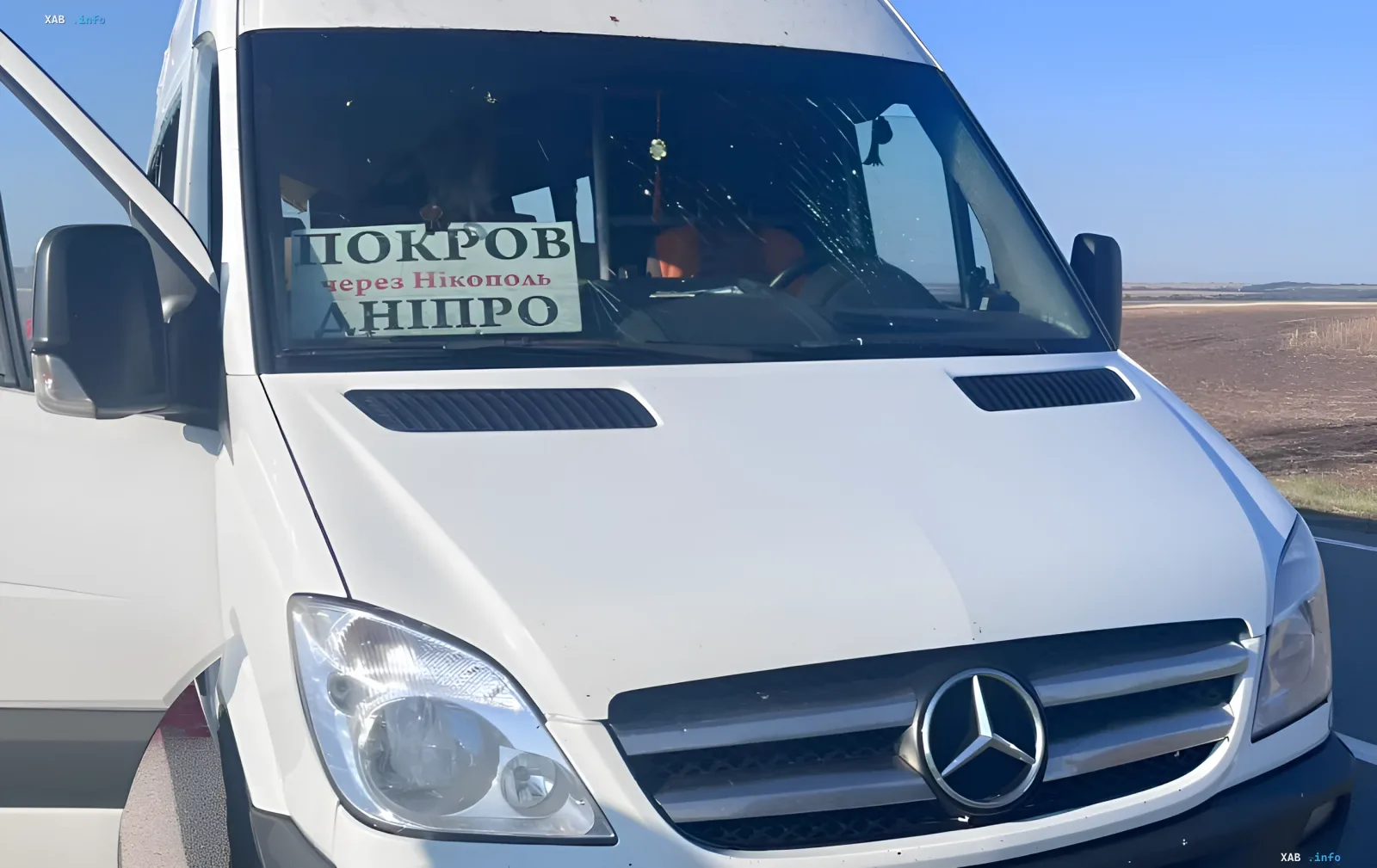 Рейсовый автобус Mercedes-Benz Sprinter с табличкой маршрута Покров — Никополь — Днепр на Никопольщине после удара российского дрона