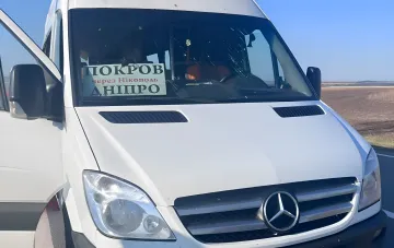Рейсовый автобус Mercedes-Benz Sprinter с табличкой маршрута Покров — Никополь — Днепр на Никопольщине после удара российского дрона