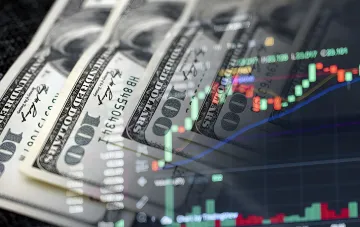 Купюри доларів США та графік курсу валюти: прогноз курсу долара 47,1–48,3 грн у бюджеті-2027