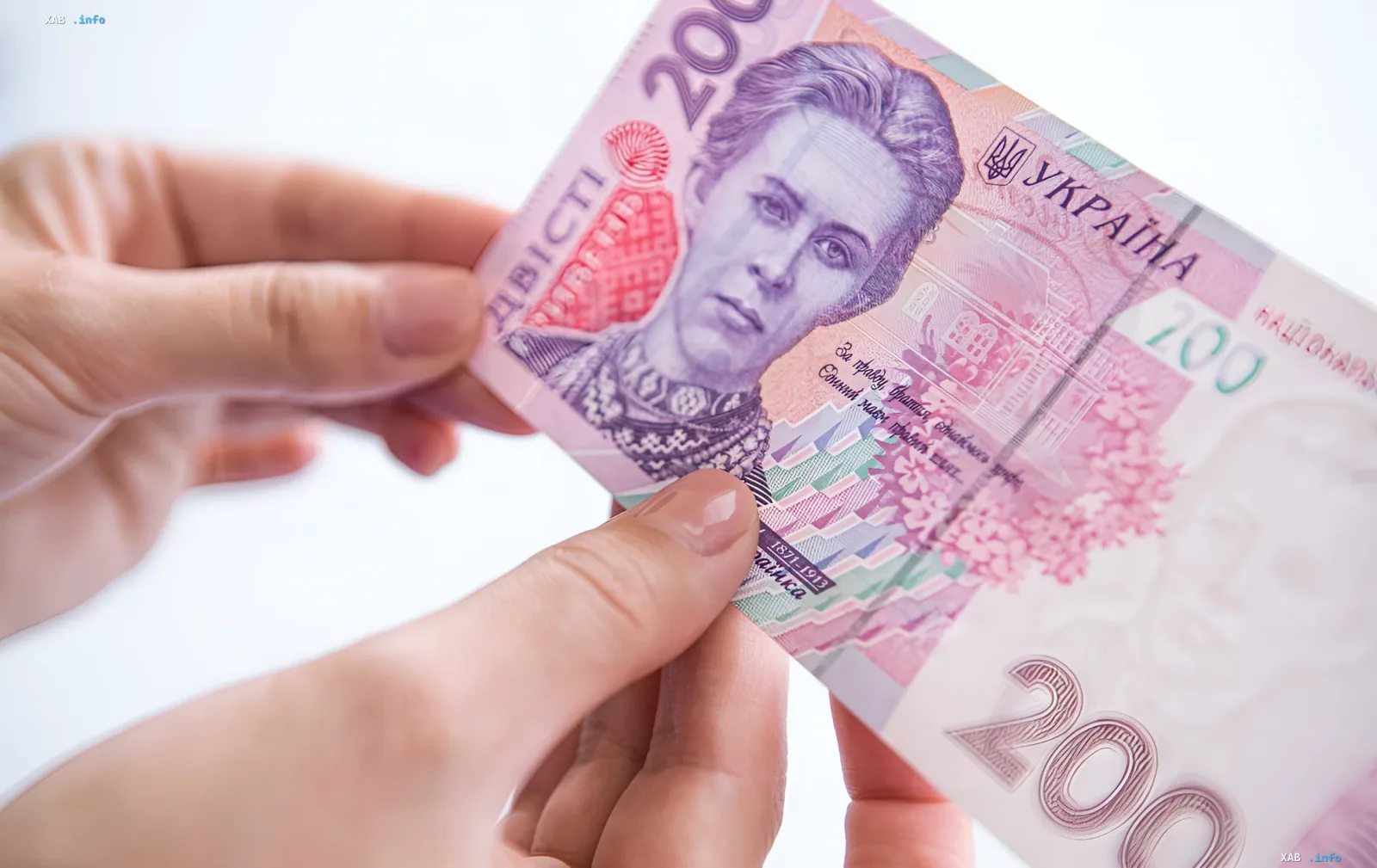 Ukrainische Hrywnja-Banknote in den Händen: Wie VPD einen Teil der Mieteinkommensteuer zurückbekommen