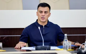 David Zantaria spricht auf einer Pressekonferenz und kritisiert den ukrainischen NOK