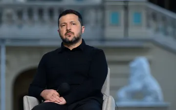 Владимир Зеленский на фоне здания, комментируя условие проведения выборов в Украине — прекращение огня