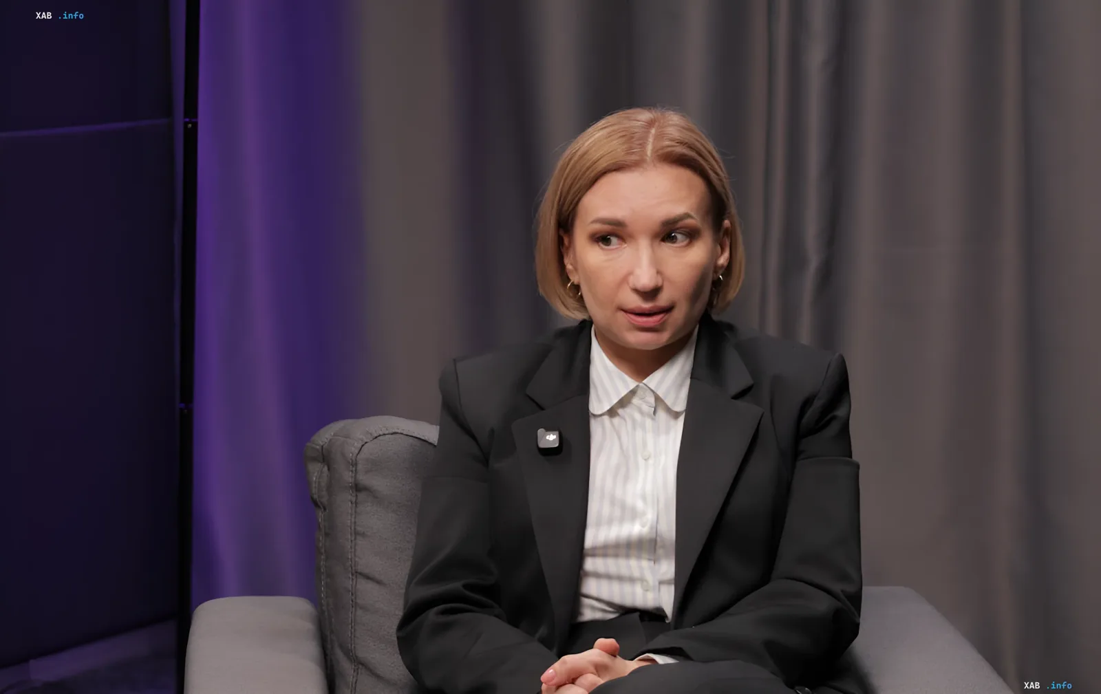 Марина Айвазовская в черном костюме в интервью о выборах во время войны