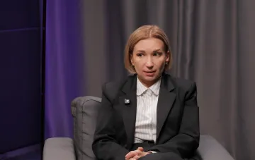 Марина Айвазовская в черном костюме в интервью о выборах во время войны