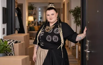Sängerin alyona alyona in der Tür ihres neuen Hauses in Iwano-Frankiwsk neben Umzugskartons