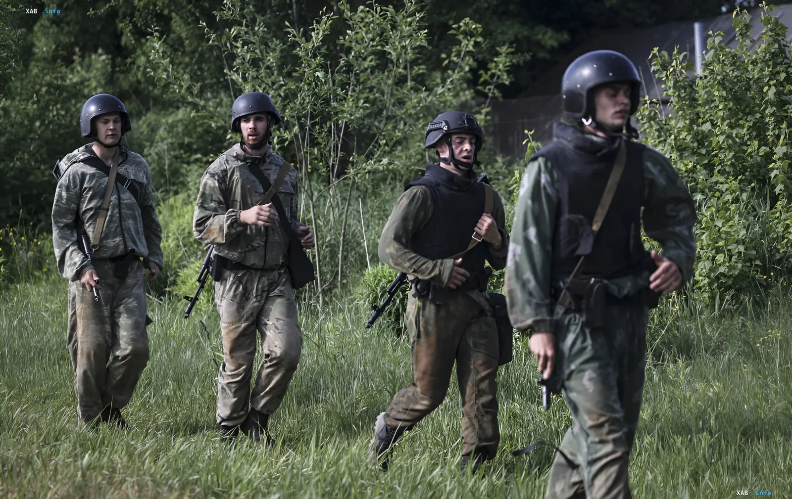 Военнослужащие в камуфляжной форме и шлемах на учениях Беларуси у Сувалкского коридора