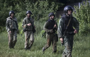 Военнослужащие в камуфляжной форме и шлемах на учениях Беларуси у Сувалкского коридора
