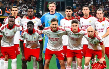 Benfica-Spieler in Auswärtsdress mit Emirates-Sponsor auf dem San-Siro-Stadion