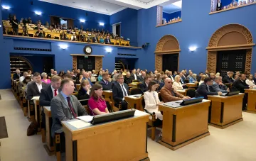 Заседание Рийгикогу — парламента Эстонии, где обсуждается законопроект о закреплении военной и финансовой помощи Украине на уровне 0,25% ВВП