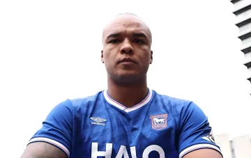 Boxer Fabio Wardley in einem Ipswich Town Trikot, der auf Kritik von Oleksandr Usyk antwortet