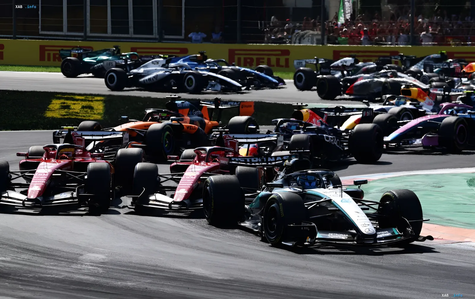 Пелотон болидов Формулы-1 на трассе: Mercedes, Ferrari, McLaren и Red Bull в борьбе за позицию в расширенном календаре 2027 года