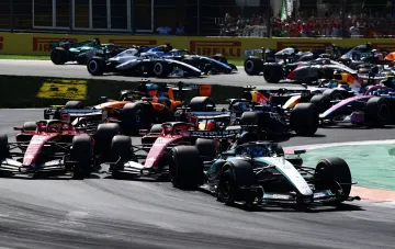 Пелотон болидов Формулы-1 на трассе: Mercedes, Ferrari, McLaren и Red Bull в борьбе за позицию в расширенном календаре 2027 года