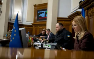Заседание Верховной Рады Украины по обсуждению проекта госбюджета-2027: депутаты за столом с микрофонами, флаги Украины и ЕС