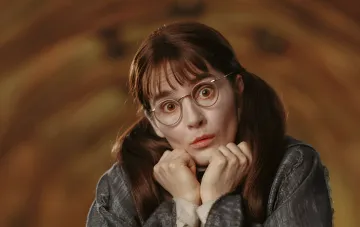 Schauspielerin mit runder Brille in einer Szene der HBO-Serie Harry Potter — neue Besetzung der zweiten Staffel