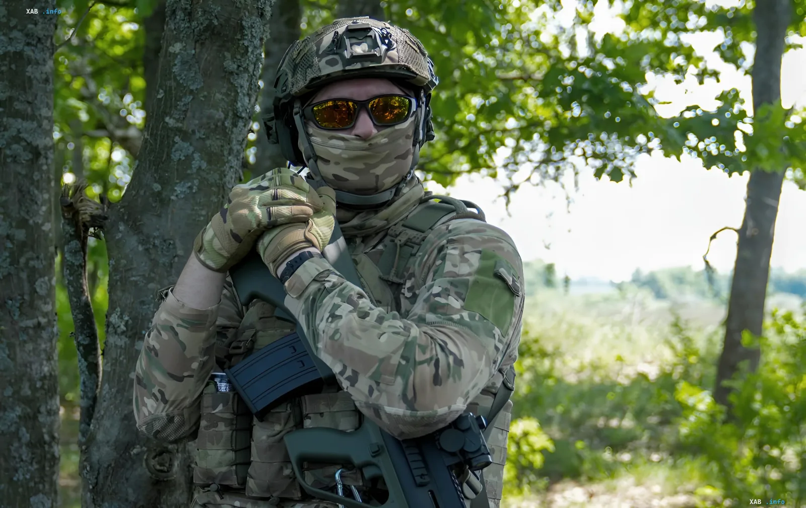 Soldat in Tarnkleidung mit Gewehr im Wald – Illustration zum Thema unbefugtes Verlassen der Einheit und GBF-Fahndung in der Ukraine