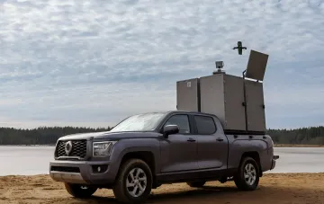 Мобильный комплекс ПВО «Зверобой» на базе пикапа с FPV-перехватчиком «Кракен» в момент запуска