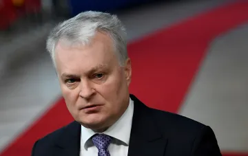 Президент Литвы Гитанас Науседа на фоне национального флага комментирует сбитый российский дрон «Гербера»