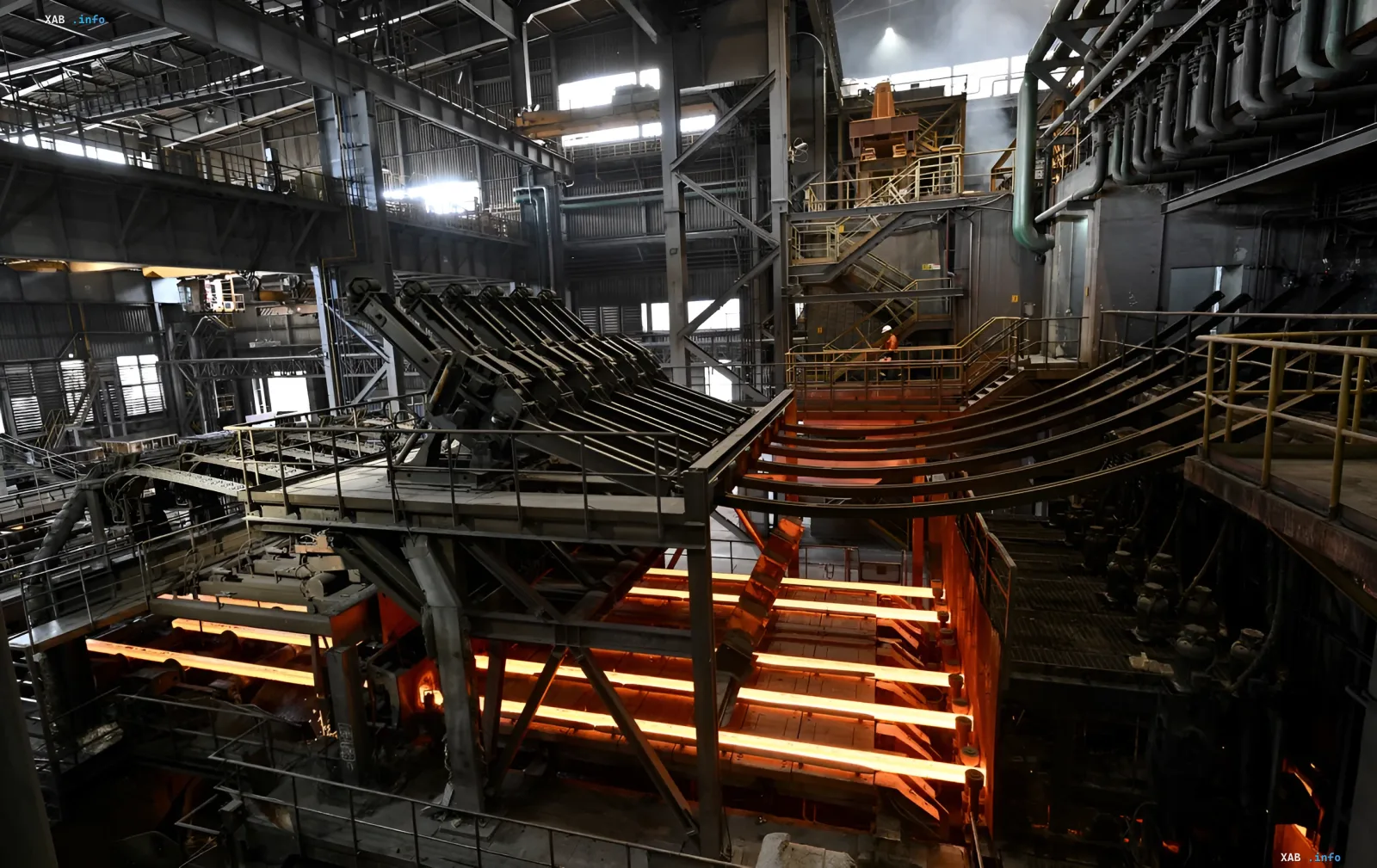 Glowende Stahlstangen auf einem Förderband in einer Metinvest-Stahlhütte, die den kritischen Zustand der ukrainischen Metallurgie veranschaulichen